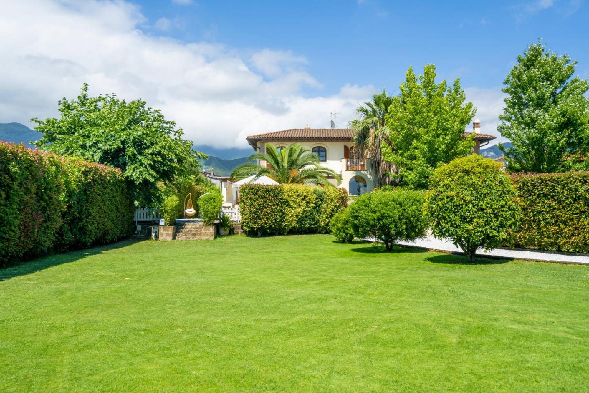 Villa Lorenzo Querceta Exteriör bild